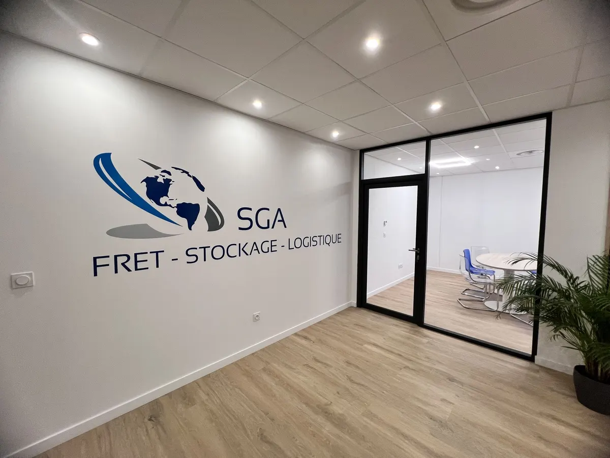 Bureaux de SGA Groupe : mur logo